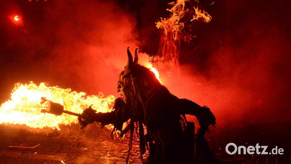 Ein höllisches Spektakel: Die "Oberpfälzer Schlossteufel" setzen den Oberen Markt unter Feuer. Bild: Kunz