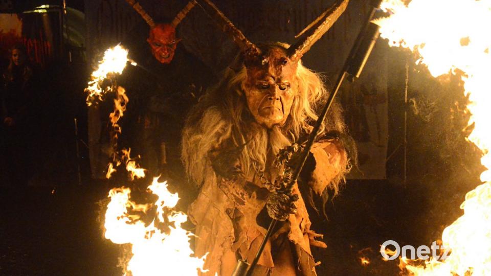 Mit Riesenhörnern und finsterer Miene gestalten die "Oberpfälzer Schlossteufel" ihr Spektakel vor dem Alten Rathaus. Bild: Kunz