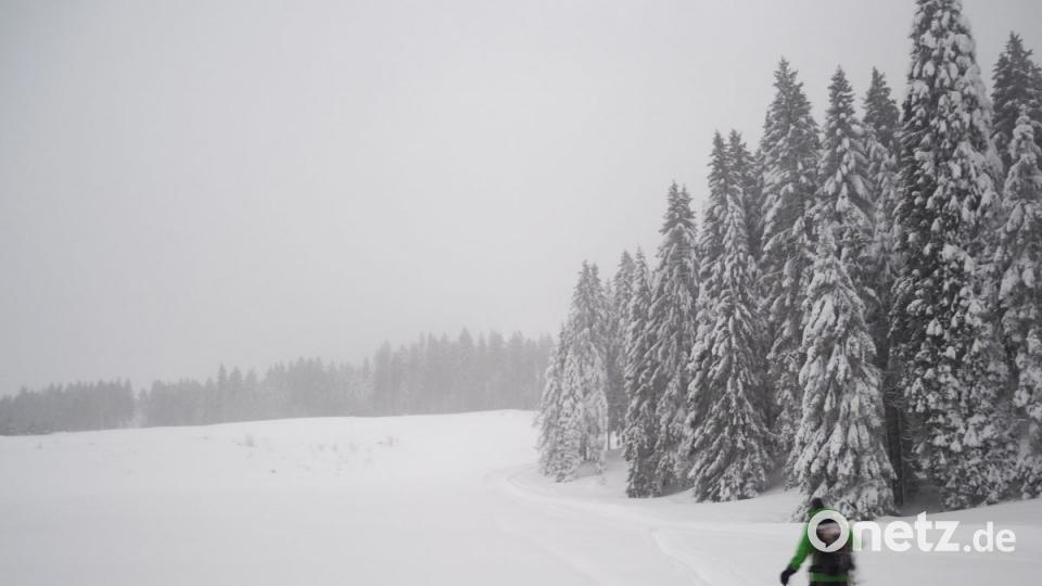 Ein Skitourengeher am Anstieg zum Laber in Oberammergau. Nach den großen Mengen Neuschnee der vergangenen Tage herrscht Lawinengefahr in den Alpen. Bild: Carsten Hoefer/dpa