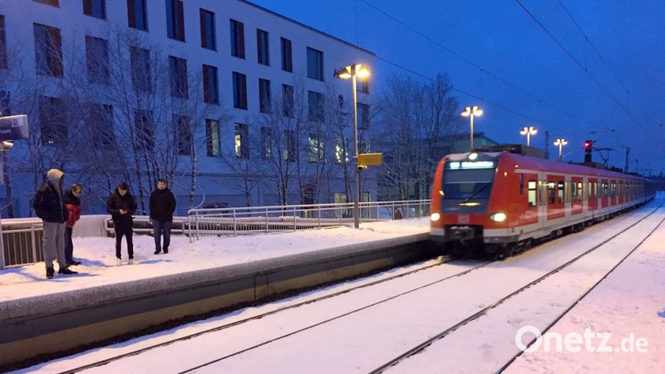 Ein S-Bahn kommt auf den verscheiten Gleisen im S-Bahnhof Fasanengarten an. Bild:  Marco Krefting/dpa