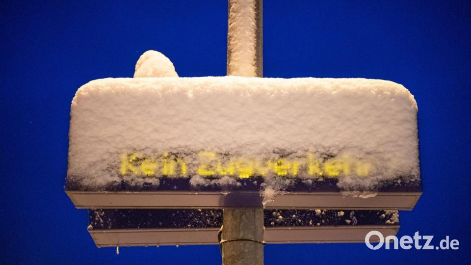 &quot;Kein Zugverkehr&quot; steht auf einer Fahrgastinformationstafel am Bahnhof von Miesbach. Bild:  Lino Mirgeler/dpa