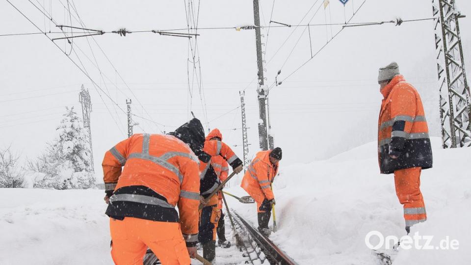 ÖBB-Mitarbeiter bei der Schneeräumung von Gleisen in Saalfelden in Österreich. Bild:  Öbb/Mühlanger/ÖBB/MÜHLANGER/dpa