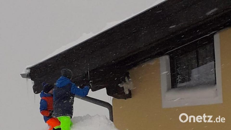 Schneechaos in Saalbach-Hinterglemm: Die Kinder von Kathleen Völkel spielen im Schnee. Bild: Kathleen Völkel