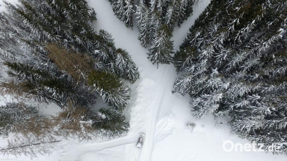 Ein Schneepflug bei der Schneeräumung in Ramsau/Österreich. Bild: : Helmut Fohringer/APA/dpa