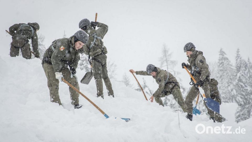 Bundesheer-Soldaten in Österreich schippen Schnee von dem Dach eines Hauses. Bild:  Franz Neumayr/Leo/LMZ/dp