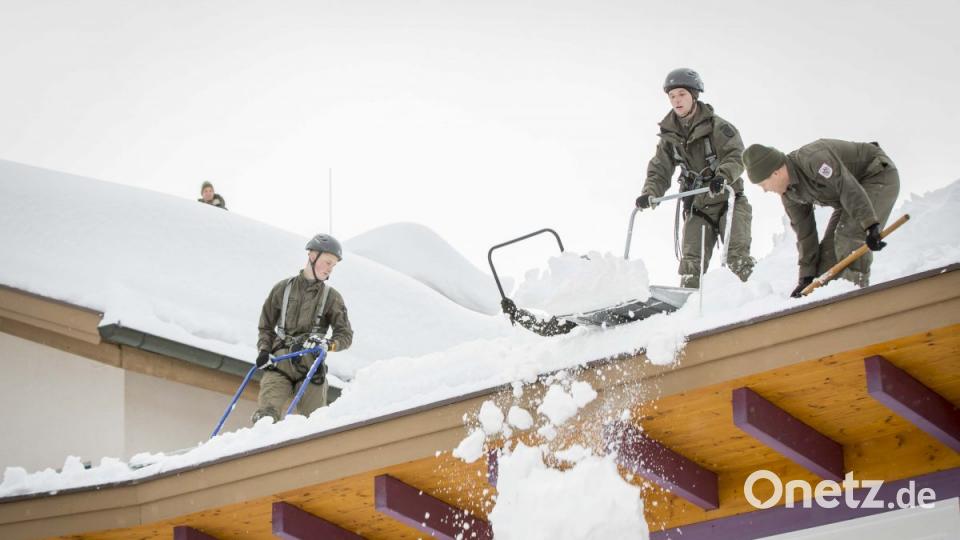 Das österreichische Bundesheer ist im Bundesland Salzburg zu Assistenzeinsätzen wegen des anhaltenden Schneefalls gerufen worden. Bild: Franz Neumayr/Leo/LMZ/dpa