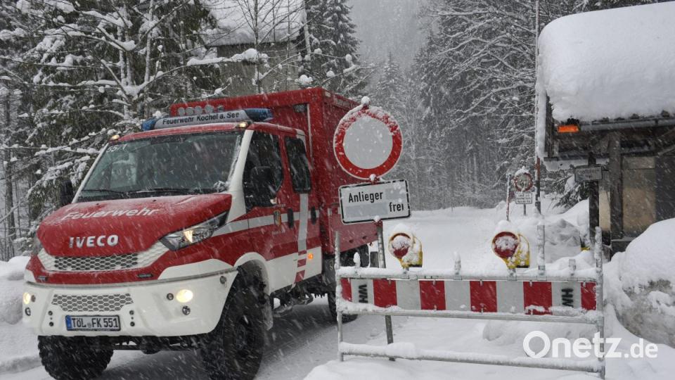 Ein Feuerwehrfahrzeug fährt auf der kleine Forststraße, die die tief eingeschneite Gemeinde Jachenau bei Bad Tölz derzeit mit der Außenwelt verbindet. Bild:  Angelika Warmuth/dpa