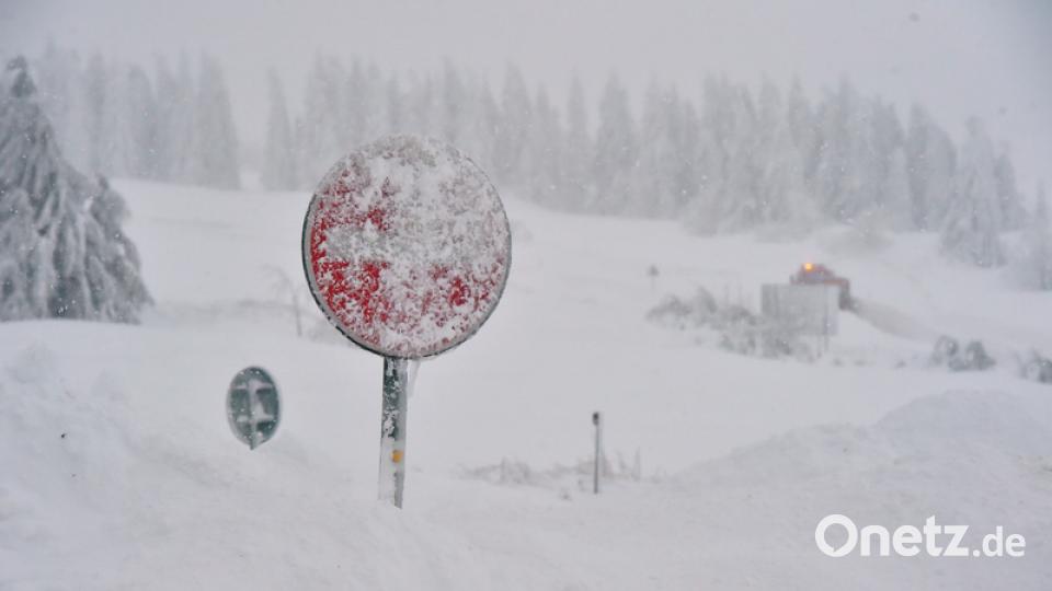 Starke Schneefälle haben im Norden Tschechiens ein Verkehrschaos ausgelöst. Bild: Slavomír Kube?/CTK/dpa