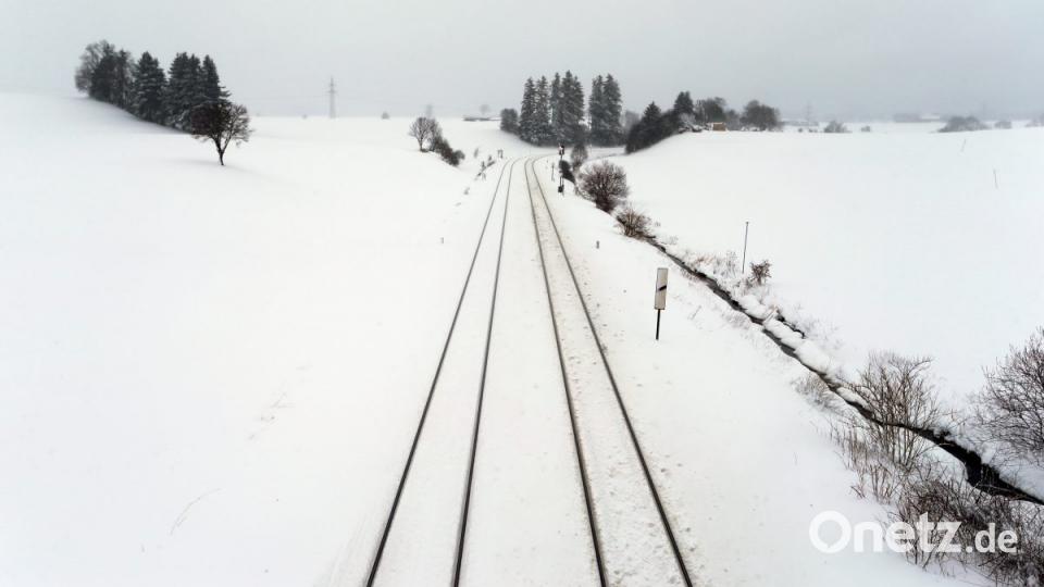 Die Bahnlinie Kempten-München liegt in schneebedeckter Landschaft. Bild: Karl-Josef Hildenbrand/dpa