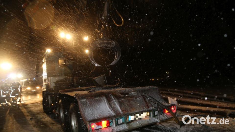 Auf der B22 bei Wirbenz kippt der Auflieger eines Langholztransporters um. Bild: rw