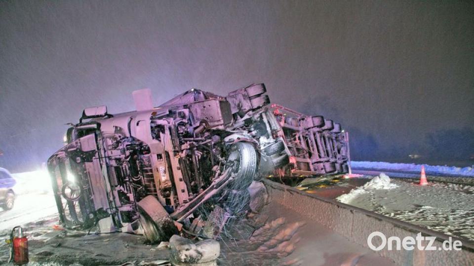 Bernau: Ein umgestürzter LKW liegt auf der A 8. Bild: Josef Reisner/dpa