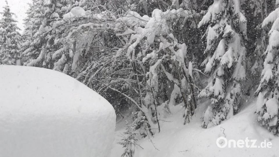 Dieses von der Bergrettung zur Verfügung gestellte Foto zeigt Retter im Schnee. Nach einer Nacht im Freien ist in Österreich ein deutscher Snowboarder unverletzt gerettet worden. Bild: BERGRETTUNG/dpa