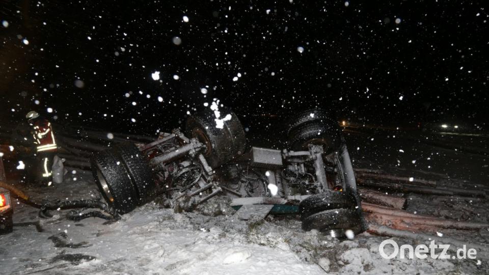 Auf der B22 bei Wirbenz kippt der Auflieger eines Langholztransporters um. Bild: rw