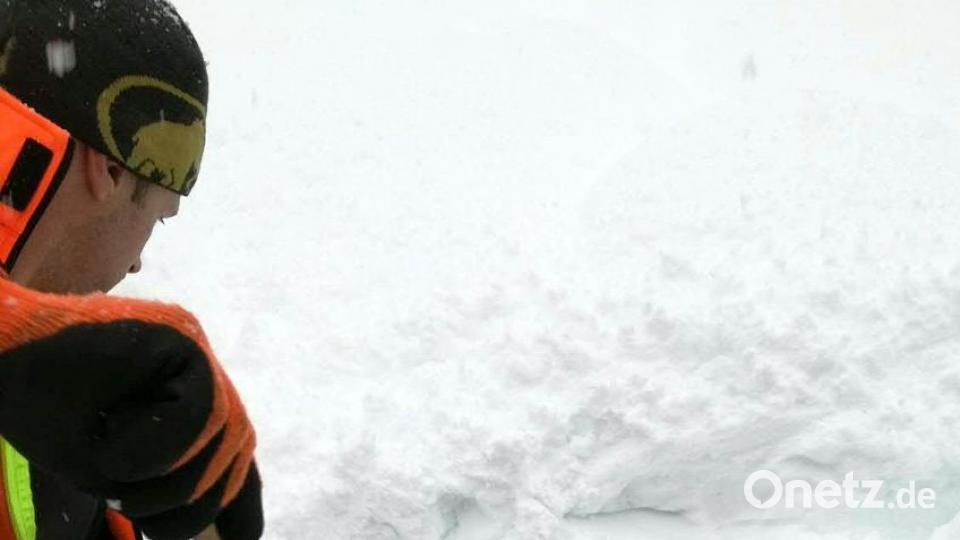 Das von der Österreichischen Bundesbahnen (ÖBB) zur Verfügung gestellte Foto zeigt einen Mitarbeiter der eine Gams, die im Schnee feststeckte, freischaufelt. Bild: Gottsbacher/ÖBB/dpa