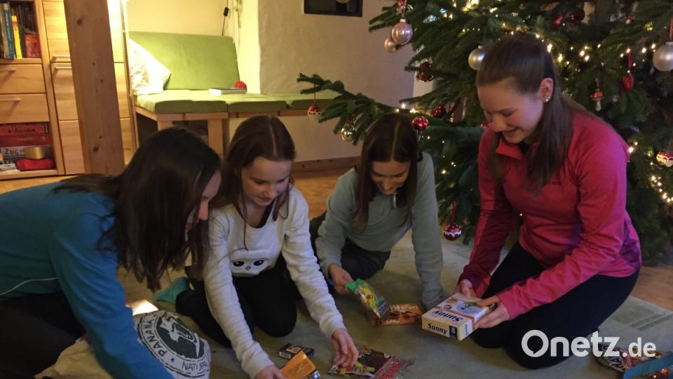 Berge von Süßigkeiten sind der Lohn der Sternsinger - vieles geben sie an die Tafel weiter, der Rest wird gerecht aufgeteilt. Bild: Judith Lehner