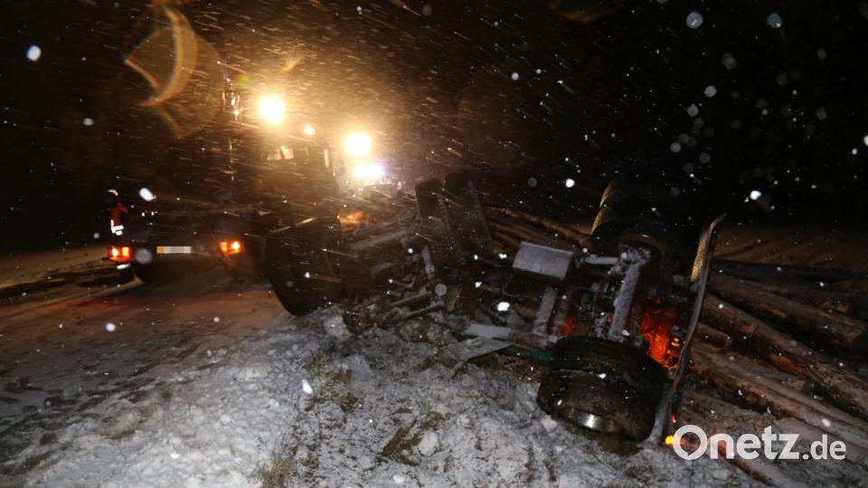 Auf der B22 bei Wirbenz kippt der Auflieger eines Langholztransporters um. Bild: rw
