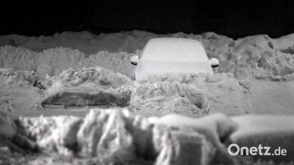 Ein schneebedecktes Auto steht auf dem Parkplatz eines Supermarktes in Kaufbäuern. Bild:  Karl-Josef Hildenbrand/dpa