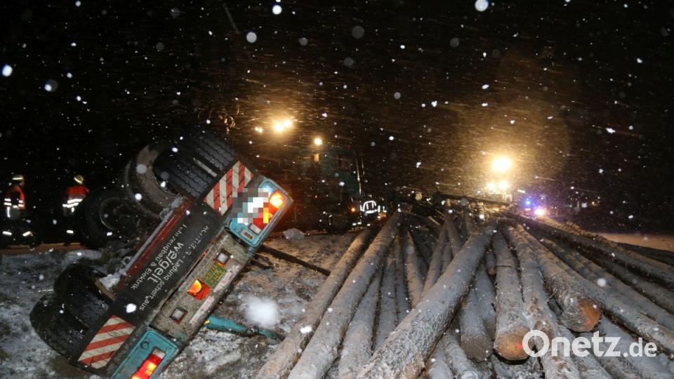 Auf der B22 bei Wirbenz kippt der Auflieger eines Langholztransporters um. Bild: rw