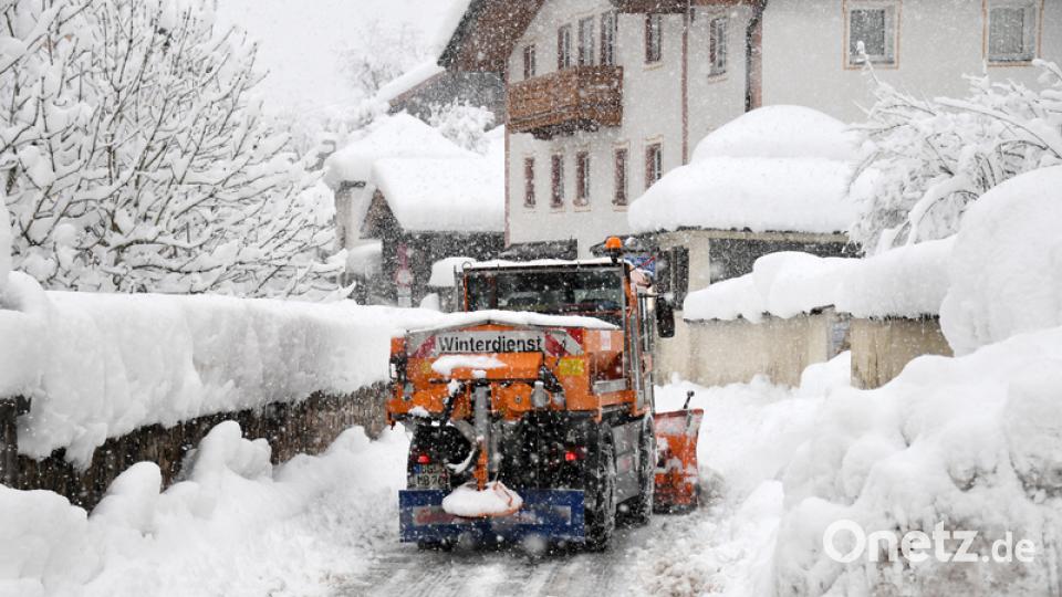 Ein Räumfahrzeug fährt in Berchtesgaden. Bild: Tobias Hase/dpa