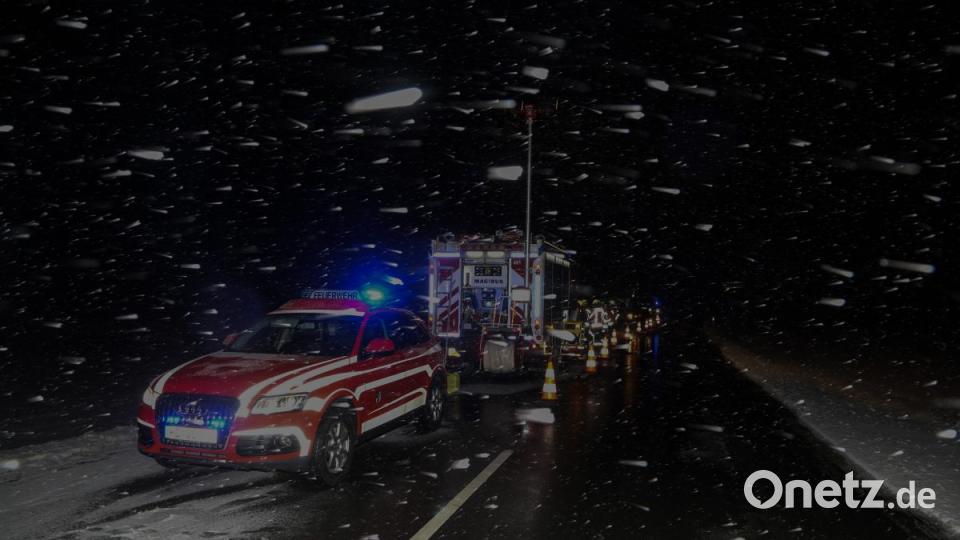 Auf der B22 bei Wirbenz kippt der Auflieger eines Langholztransporters um. Bild: rw