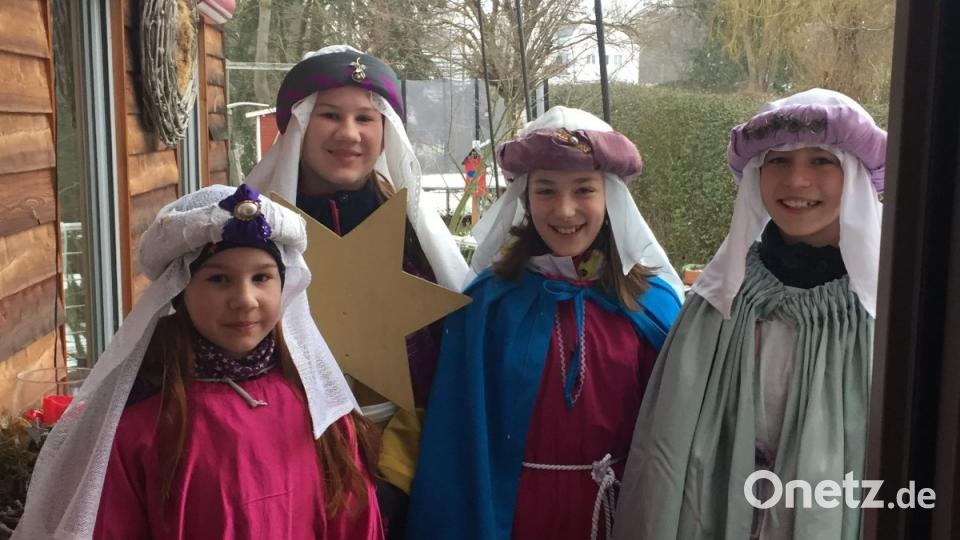 Zwar erzählt die Bibel von nur drei Weisen aus dem Morgenland, doch die Sternsinger sind zu viert unterwegs (von links): Melchior alias Luzie, Sternträgerin Emilia, Kaspar alias Luisa und Balthasar alias Christina. Bild: Judith Lehner