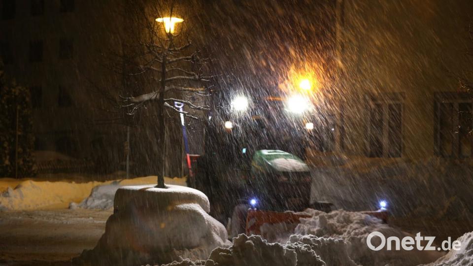 Ein Räumfahrzeug befreit in Kaufbäuern eine Einfahrt vom Schnee. Bild: Karl-Josef Hildenbrand/dpa