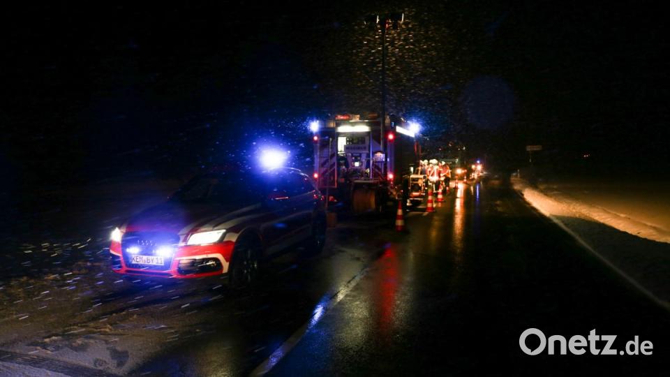 Auf der B22 bei Wirbenz kippt der Auflieger eines Langholztransporters um. Bild: rw