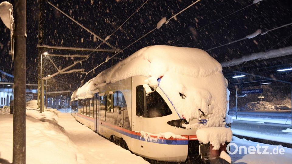 Schnee liegt am Bahnhof auf einem Zug. Der Zugverkehr wurde in Berchtesgaden eingestellt. Bild: Tobias Hase/dpa