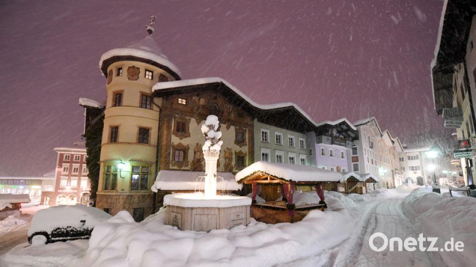 Berchtesgaden: Frischer Schnee liegt in den Straßen und auf den Dächern von Berchtesgaden. Bild: Tobias Hase/dpa