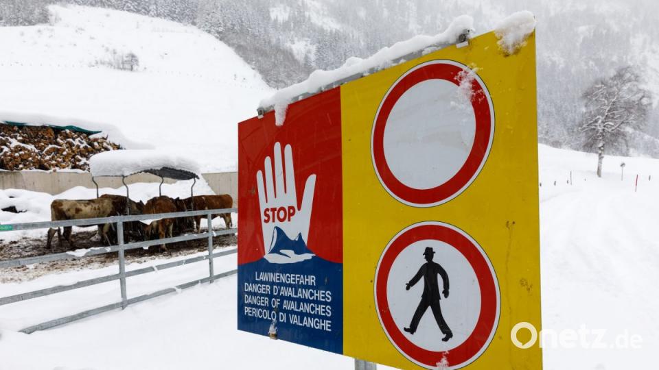 Aufgrund von starken Schneefällen kam es zu Verkehrsbehinderungen und Straßensperrungen in Österreich. Bild: Expa/Martin Huber/APA/dpa