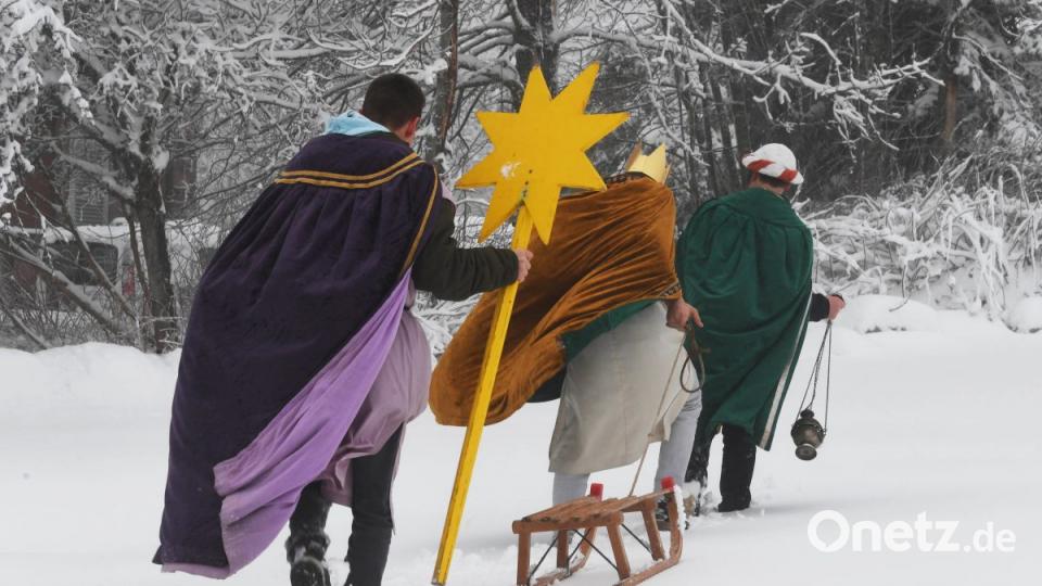 Sternsinger der Kirchengemeinde Achertal St. Nikolaus gehen an "Heilige Drei Könige" am Ruhestein im Schwarzwald durch den Schnee. Bild: Uli Deck/dpa