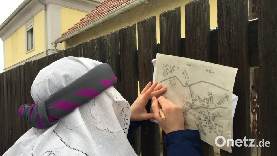 Wer bei 280 Häusern den Überblick behalten will, braucht einen guten Plan - Emilia kreuzt die Hausnummern an, bei denen sie schon waren. Bild: Judith Lehner