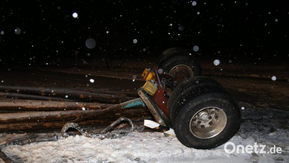 Auf der B22 bei Wirbenz kippt der Auflieger eines Langholztransporters um. Bild: rw