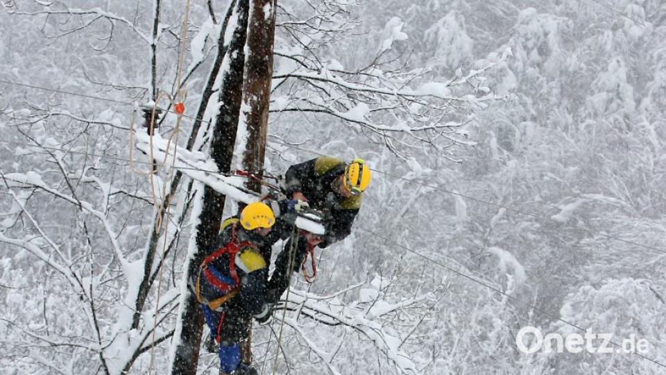 Monteure des Energieunternehmens Energie Steiermark arbeiten an einem Strommast. Bild: Unbekannt/ENERGIE STEIERMARK/dpa -