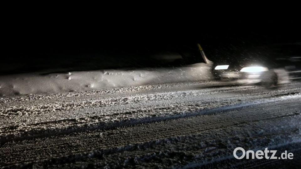 Ein Auto fährt in Schongau auf schneeglatter Straße. Bild: Karl-Josef Hildenbrand/dpa