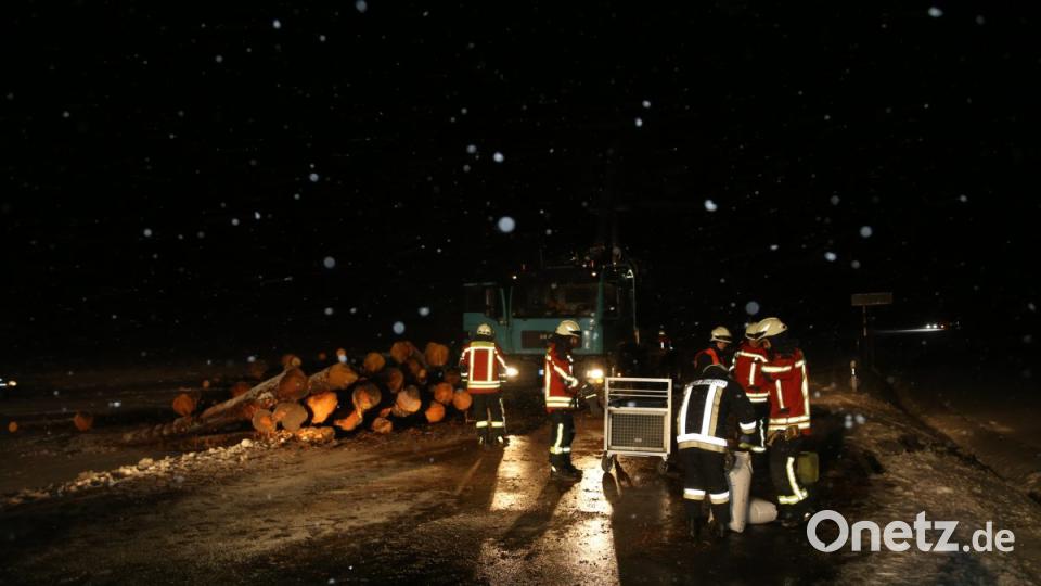 Auf der B22 bei Wirbenz kippt der Auflieger eines Langholztransporters um. Bild: rw