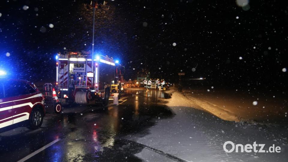 Auf der B22 bei Wirbenz kippt der Auflieger eines Langholztransporters um. Bild: rw