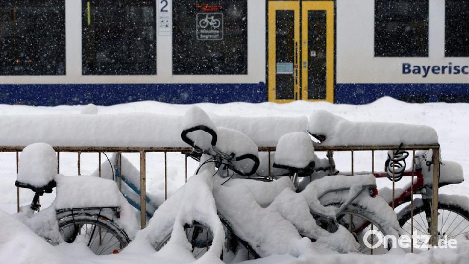 Schongau: Eingeschneite Fahrräder stehen am Bahnhof. Bild: Karl-Josef Hildenbrand/dpa