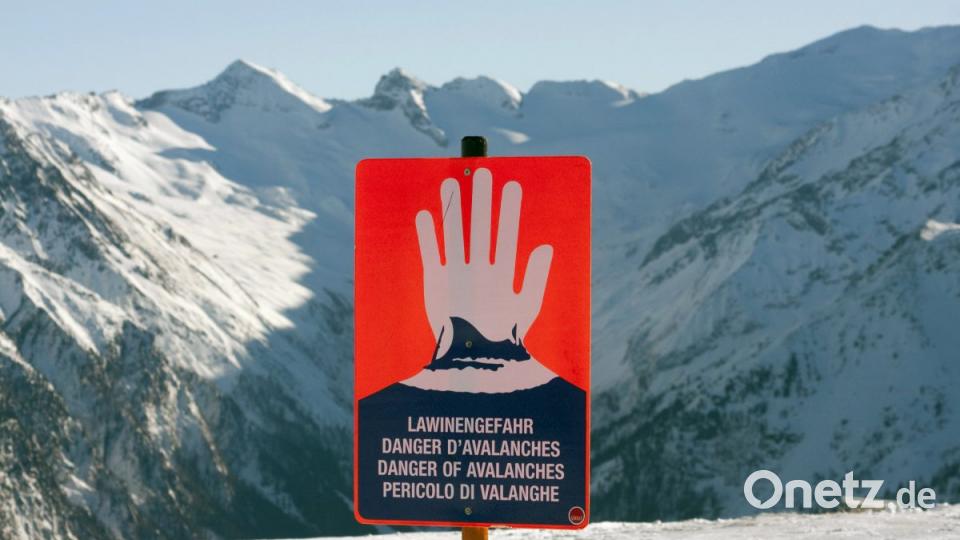 Ein Schild warnt im Skigebiet auf dem Wildkogel bei Neukirchen im Bundesland Salzburg in den Alpen in Österreich vor Lawinengefahr. Bild:  Frank Rumpenhorst/dpa