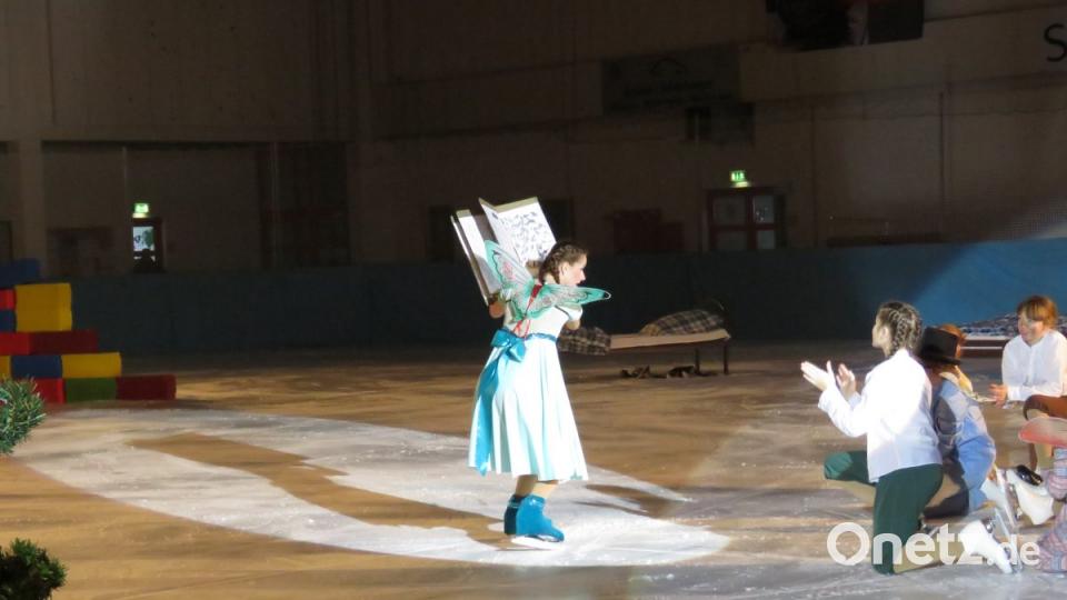 Wendy liest den Kindern aus dem Märchenbuch vor. Bild: ubb