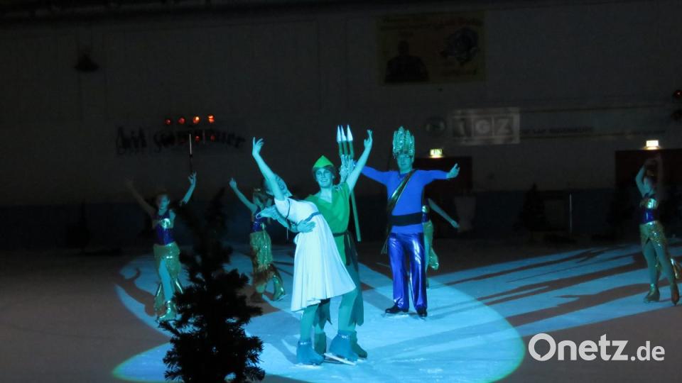 Immer wieder formatieren sich die Eisläufer zu ästhetisch schönen Szenen. Bild: ubb