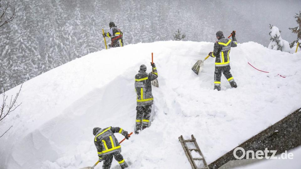 Annaberg: Feuerwehrleute räumen den Schnee von einem Dach. Bild: Matthias Fischer/www.fotomeister.at/NÖ LFKDO/APA/dpa