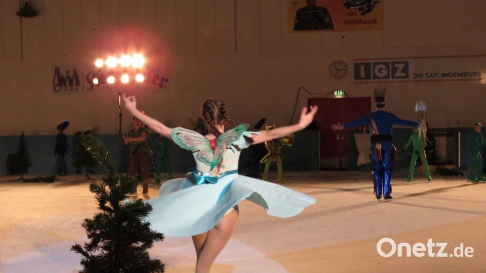 Die großen Eisläuferin zeigen anmutige Tänze auf schmalen Kufen. Bild: ubb