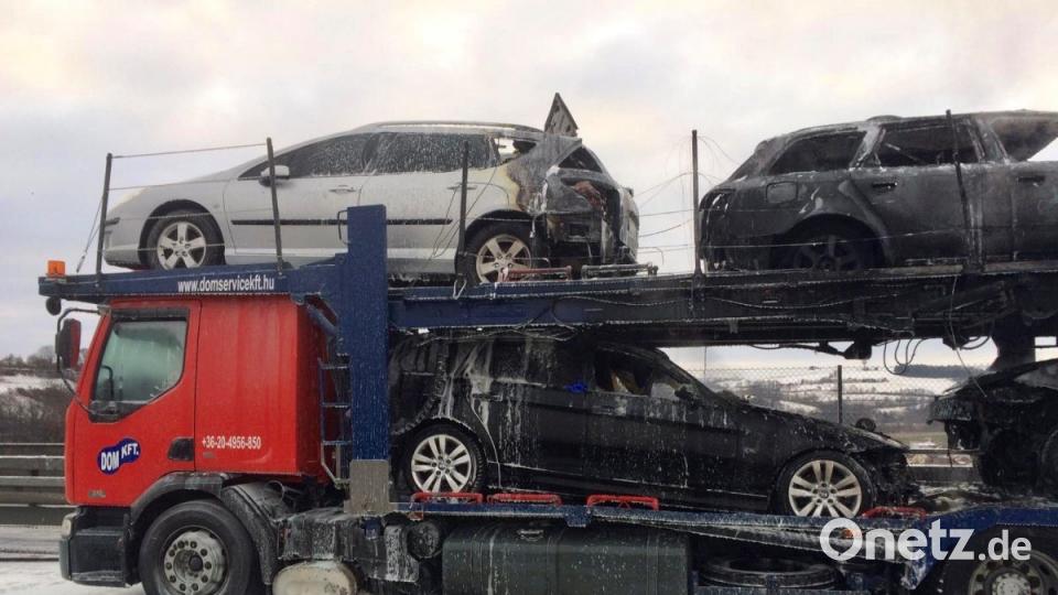 Auf der A3 auf der Sinzinger Autobahnbrücke hat ein Autotransporter gebrannt. Bild: Alexander Auer