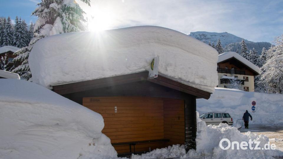 Berchtesgaden: Schnee liegt auf einem Bushäuschen in der Ortschaft Buchenhöhe, die von der Außenwelt abgeschnitten ist. Bild: Lino Mirgeler/dpa