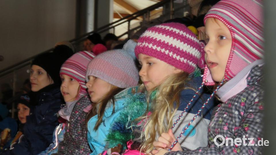 Mit großen Augen schauen die kleinen Gäste zu. Bild: ubb