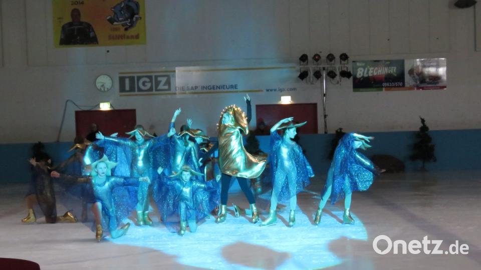 Märchenhafte Wesen schweben über die Eisfläche. Bild: ubb