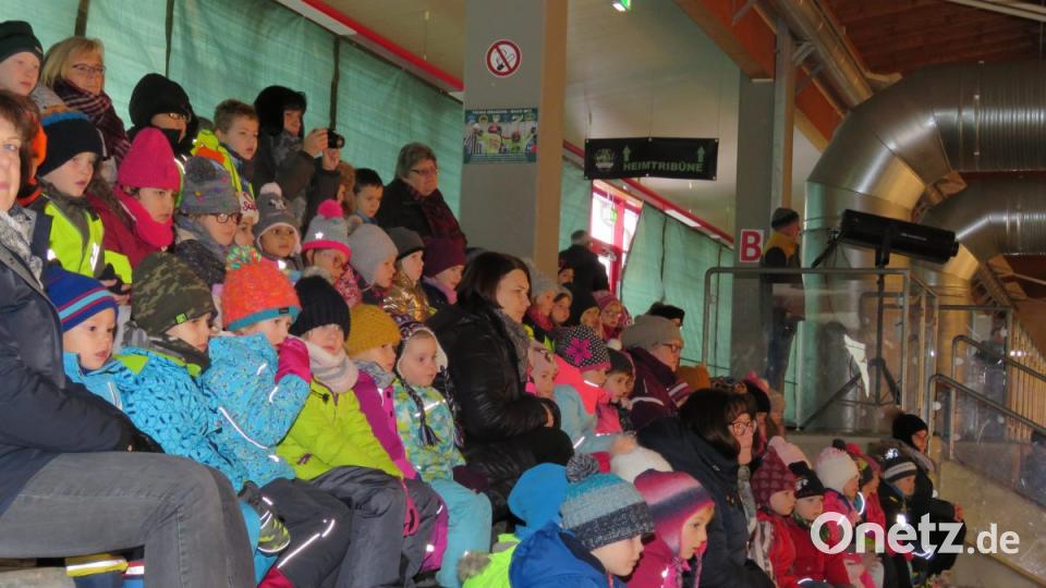 Mit großen Augen schauen die kleinen Zuschauer zu. Bild: ubb