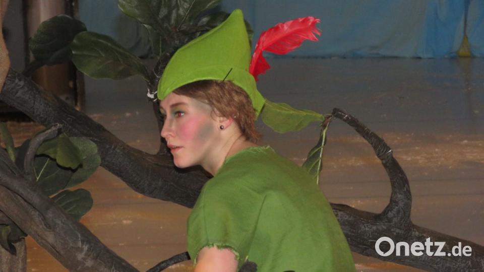 Peter Pan versteckt sich vor dem bösen Kapitän. Aber es wird ihm nichts helfen, denn dieser raubt die kleine Fee Naseweis. Bild: ubb