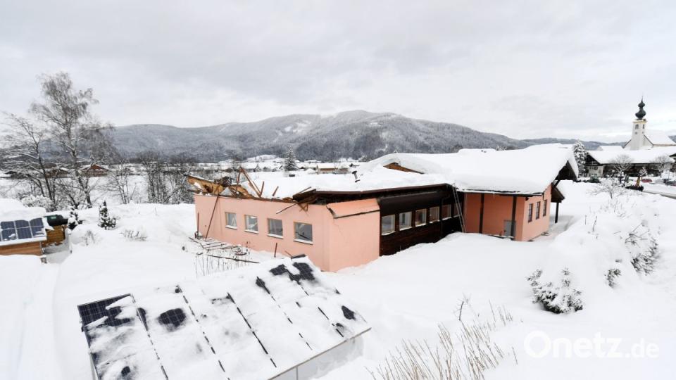 Inzell: Das Dach einer Lagerhalle ist unter der Schneelast eingebrochen. Bild: Tobias Hase/dpa